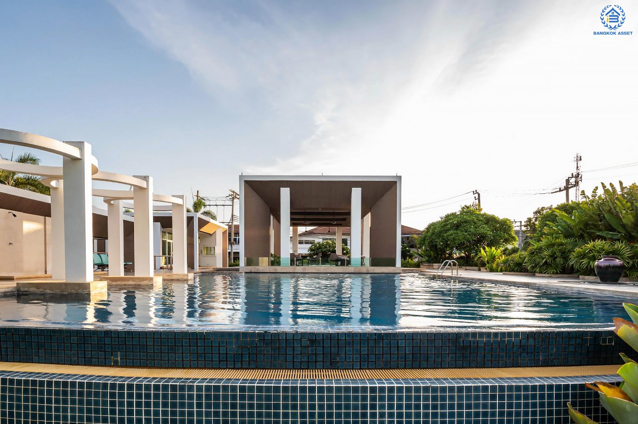 บ้านมือสองตกแต่งใหม่ โครงการ เดอะเวอรีเดียนโฮม กาญจนาภิเษก เนื้อที่กว้าง 75 ตร.ว. ฟังก์ชัน 3 ห้องนอน 4 ห้องน้ำ 1 ห้องอเนกประสงค์ 1 ห้องแม่บ้าน จอดรถได้ 2 จอด บนทำเลดี ติดถนนกาญจนาภิเษก เชื่อมต่อถนนรัตนาธิเบศร์ ถนนนครอินทร์ ถนนกาญจนาภิเษก ใกล้รถไฟฟ้าสายสีม่วง "สถานีตลาดบางใหญ่" และจุดขึ้นทางด่วน "ศรีรัช"...